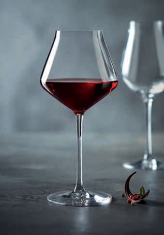 Бокал Chef & Sommelier с красным вином на минеральном фоне; второй бокал остаётся пустым