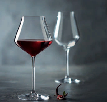 Винные бокалы Chef & Sommelier: красное вино в переднем бокале и прозрачное стекло второго